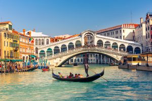 תרגום לאיטלקית: בתמונה: גונדולה ליד גשר ריאלטו בוונציה, איטליה