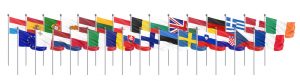 בתמונה: 28 דגלים של מדינות האיחוד האירופי. על רקע לבן