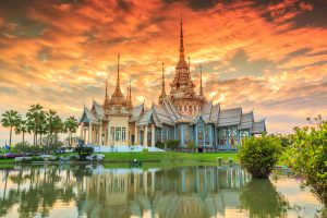 תרגום לתאילנדית בתמונה: וואט תאילנדי, שקיעה במקדש תאילנד,
